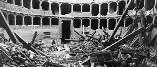 Cosenza sotto le bombe: aprile 1943, quando la guerra colpì il cuore della città\n
