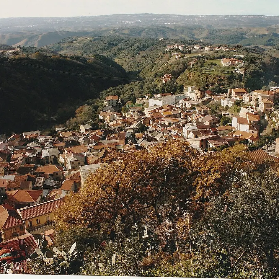Borghi vibonesi\u00A0sempre più vuoti, il sindaco di Dinami: «Riduzione\u00A0delle imposte immobiliari per combattere\u00A0lo spopolamento»\n