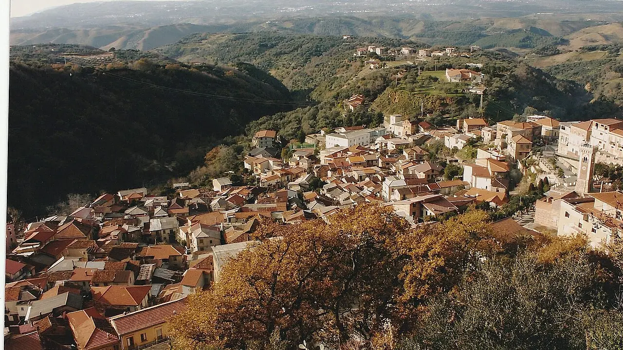 <p>Una panoramica di Dinami (Wikipedia)</p>\\n