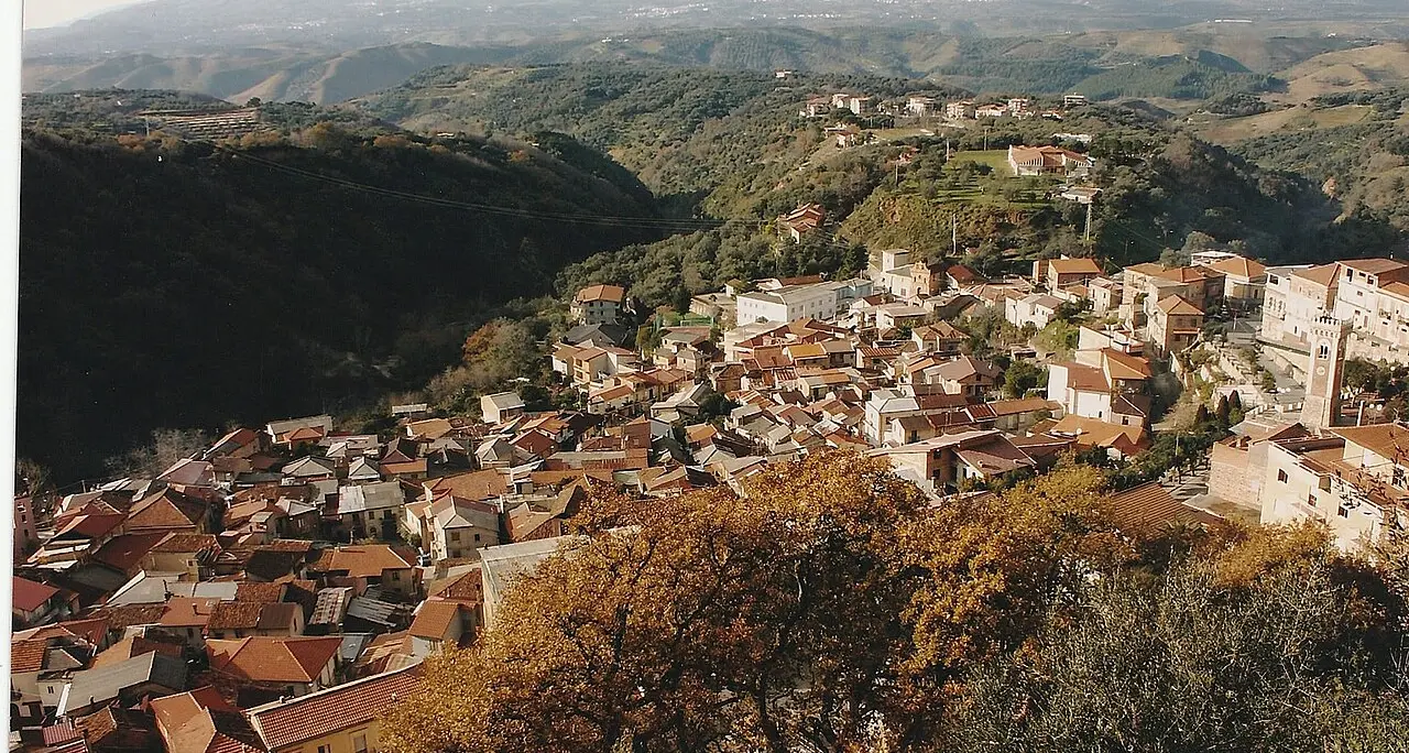 Borghi vibonesi\u00A0sempre più vuoti, il sindaco di Dinami: «Riduzione\u00A0delle imposte immobiliari per combattere\u00A0lo spopolamento»\n