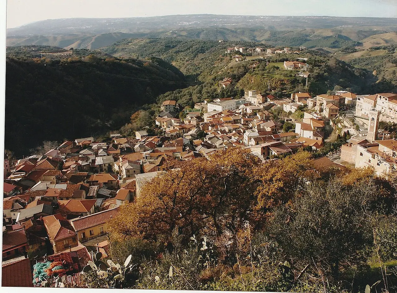 Borghi vibonesi\u00A0sempre più vuoti, il sindaco di Dinami: «Riduzione\u00A0delle imposte immobiliari per combattere\u00A0lo spopolamento»\n