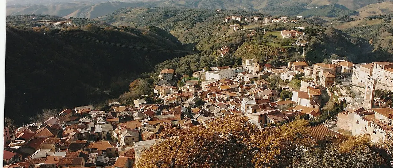 Borghi vibonesi\u00A0sempre più vuoti, il sindaco di Dinami: «Riduzione\u00A0delle imposte immobiliari per combattere\u00A0lo spopolamento»\n