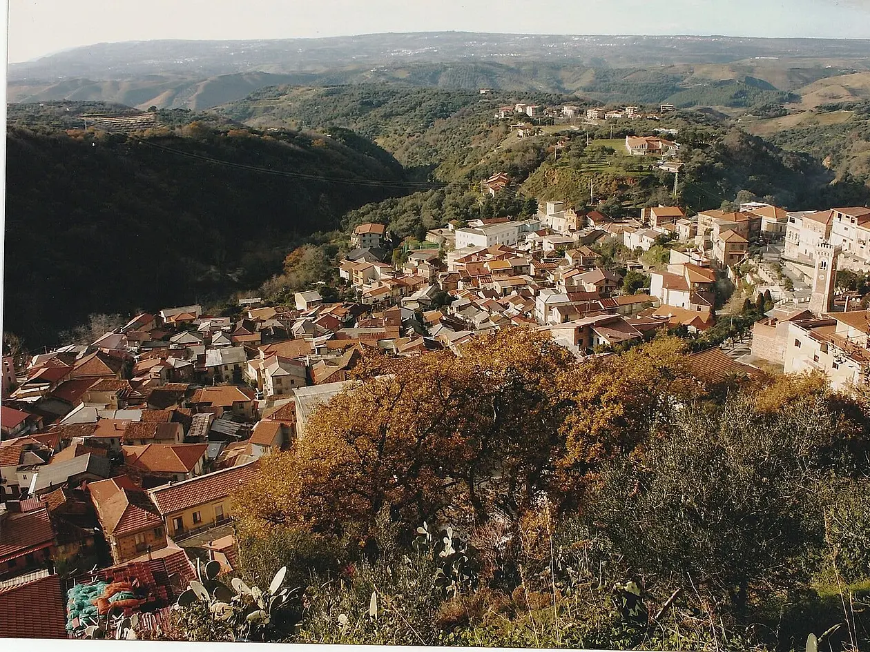 Borghi vibonesi sempre più vuoti, il sindaco di Dinami: «Riduzione delle imposte immobiliari per combattere lo spopolamento»