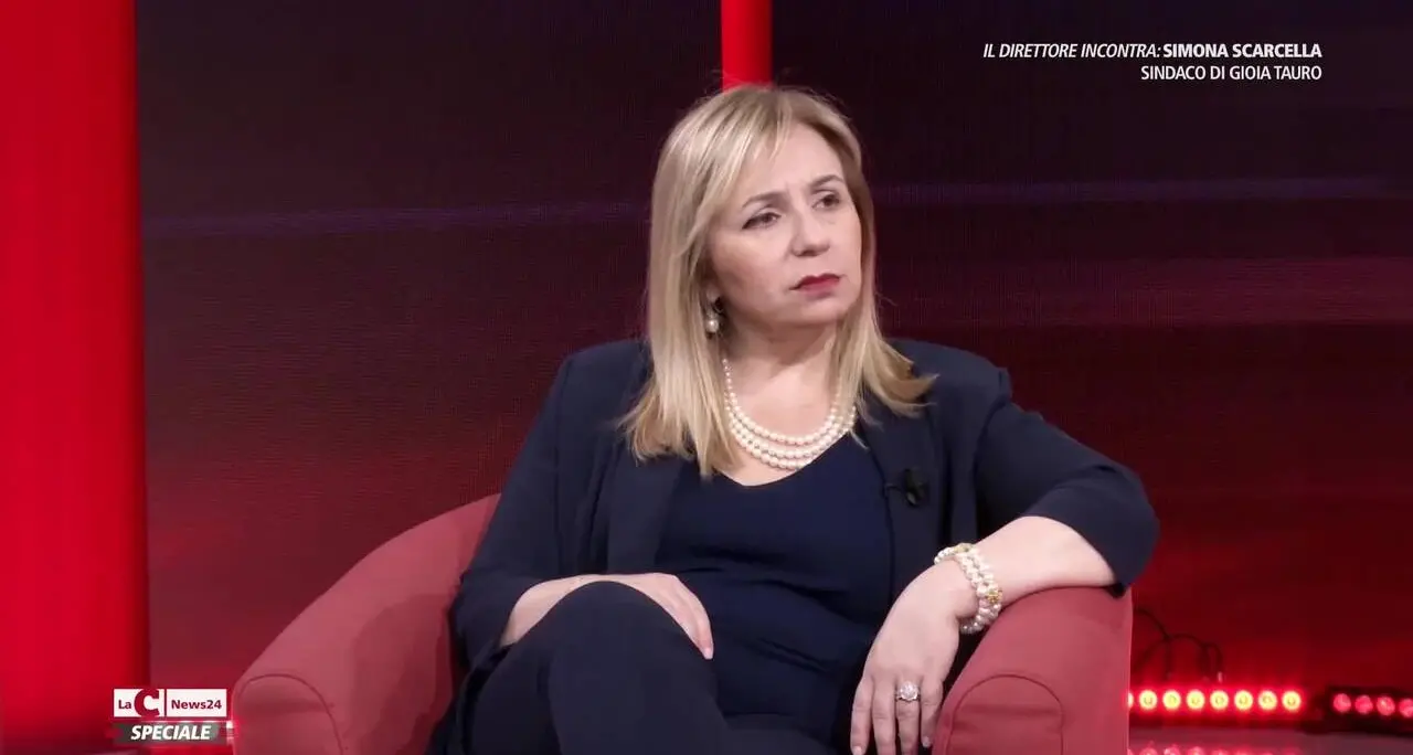 <p>Gioia Tauro, al Comune arriva la <span style=\"color:hsl(0, 75%, 60%);\">Commissione d’accesso antimafia</span>. Scarcella: «Serena e forte della mia trasparenza»</p>
