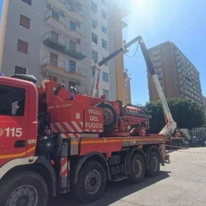 Tragedia a Palermo, morti due operai caduti da una gru\n