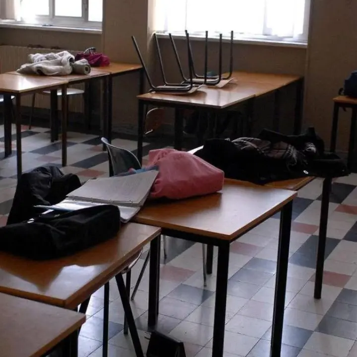 Attirata con una scusa nel bagno della scuola, 12enne ferita con le forbici da una coetanea
