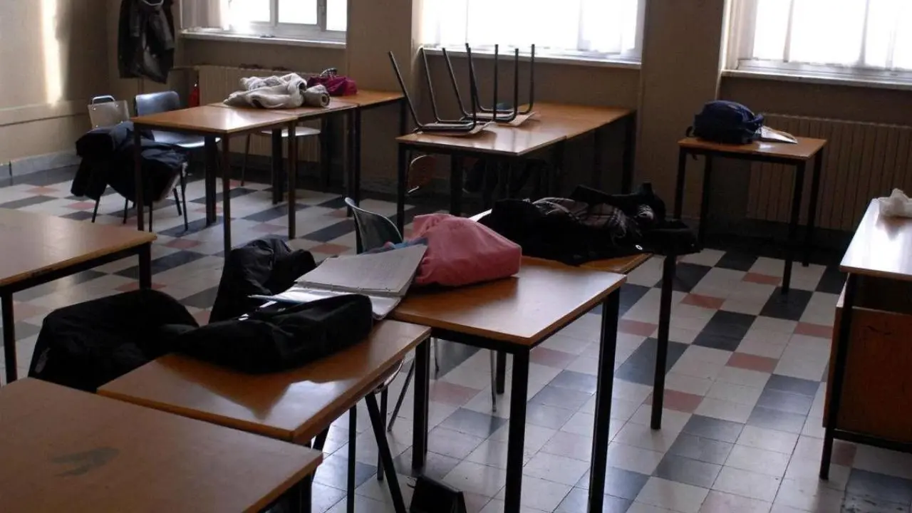 Attirata con una scusa nel bagno della scuola, 12enne ferita con le forbici da una coetanea