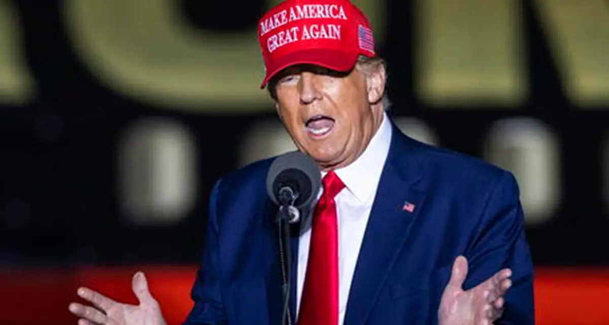 Trump litiga con mezzo movimento Maga e gli influencer lo attaccano: «È ora che il nonno vada in casa di riposo»\n