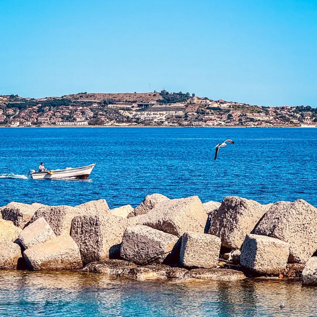 Dove il mare sussurra partenze\n