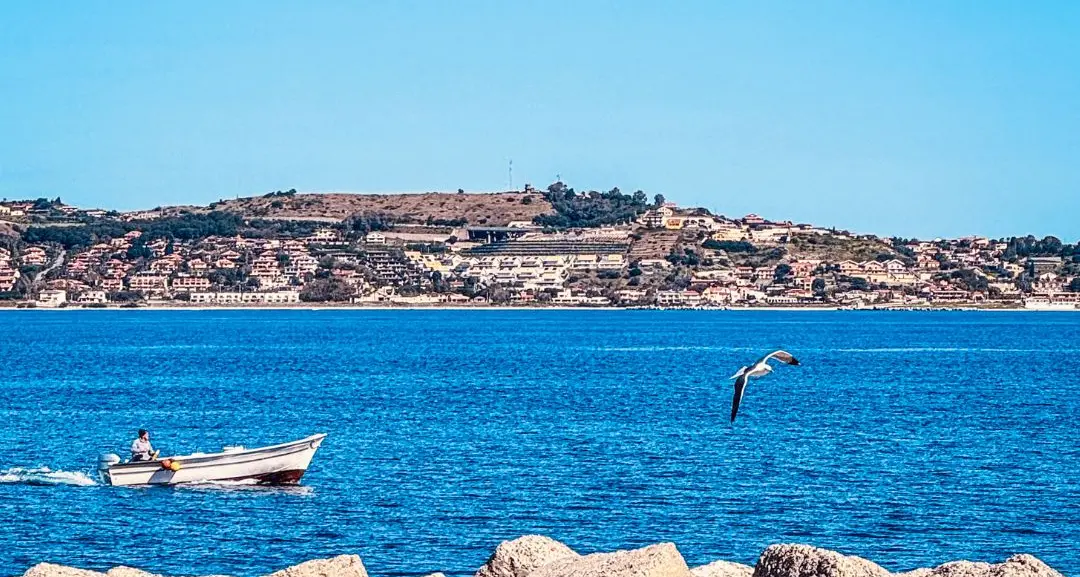 Dove il mare sussurra partenze\n