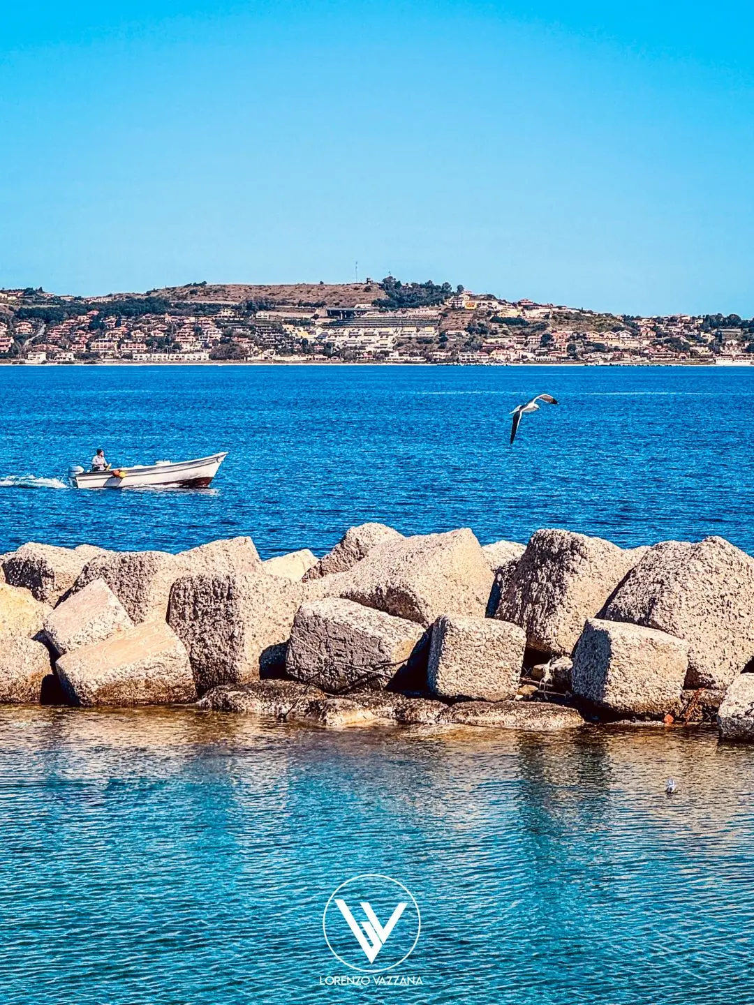 Dove il mare sussurra partenze\n