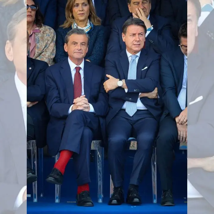 Il calzino rosso che unisce (per forza) la politica\n