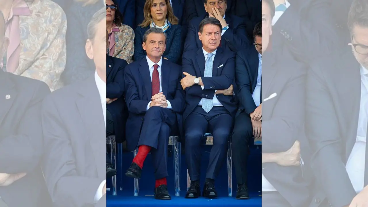 Il calzino rosso che unisce (per forza) la politica\n