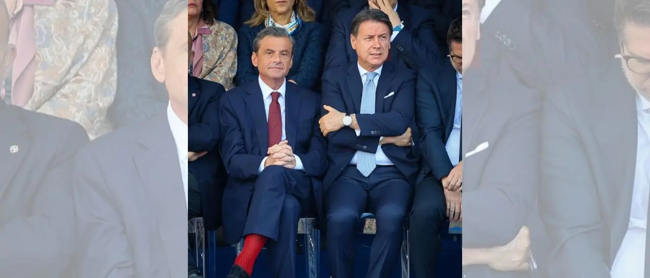 Il calzino rosso che unisce (per forza) la politica\n