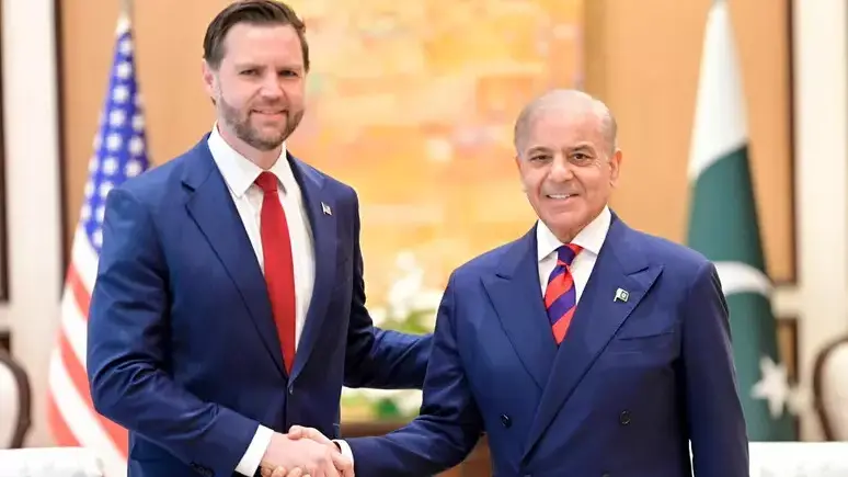 <p>Il vicepresidente americano JD Vance e il premier pakistano Shahbaz Sharif (Ansa)</p>\\n