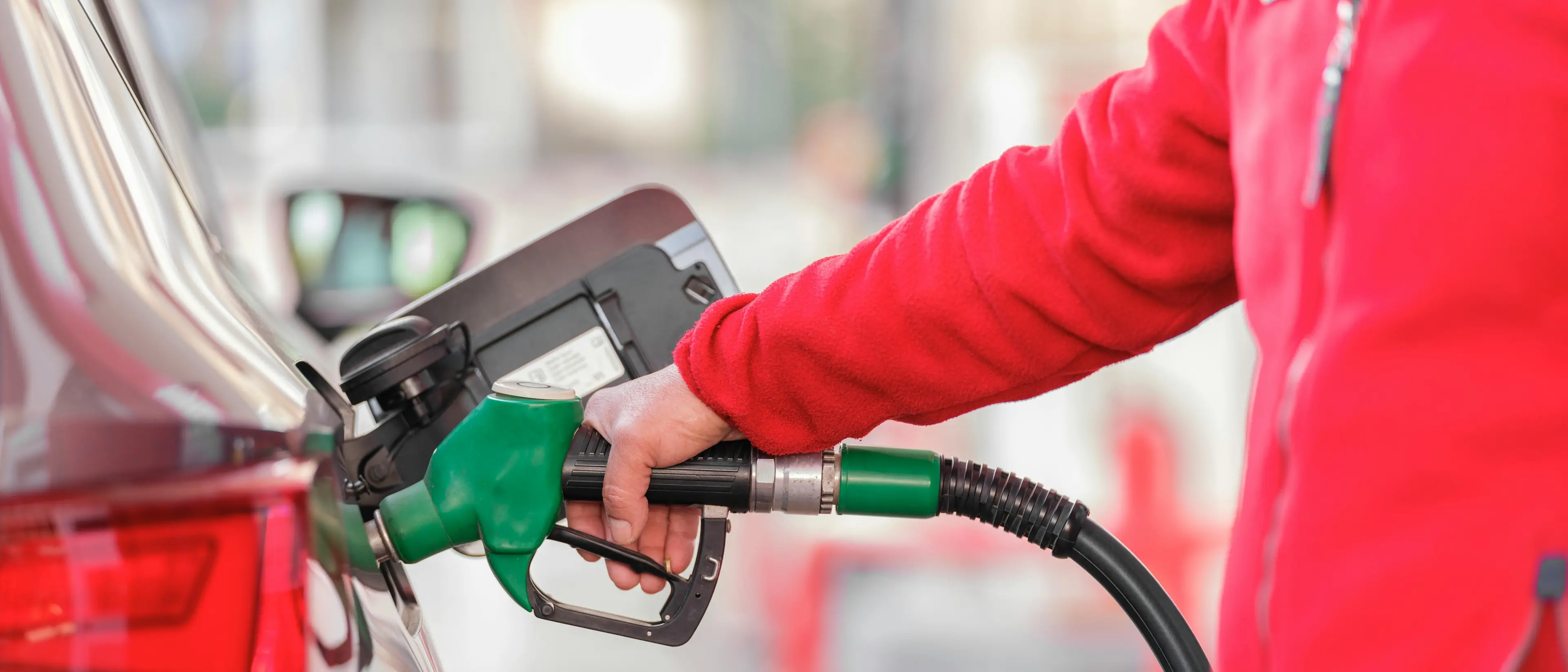 Caro carburanti, gli aumenti costano a famiglie e imprese 148 milioni a settimana