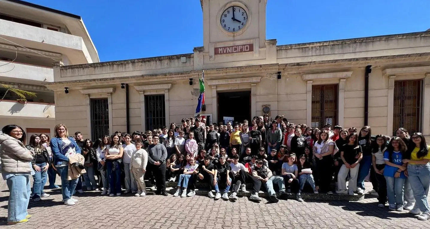 “Come eri vestita”: a Saline Joniche una mostra per educare al rispetto e dire no alla violenza sulle donne\n