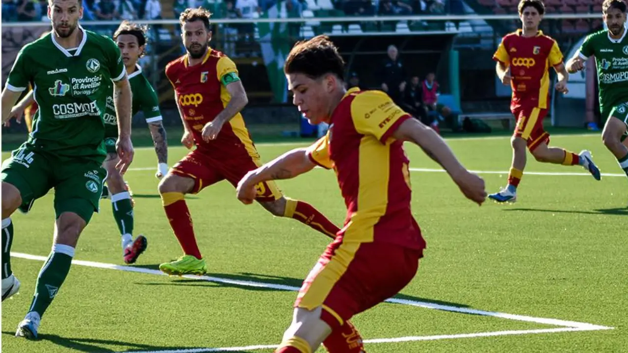 \u00A0Serie B, un Catanzaro incerottato ad Avellino: un primo tempo senza particolari emozioni termina 0-0. Gli aggiornamenti –\u00A0LIVE\u00A0\u00A0\n