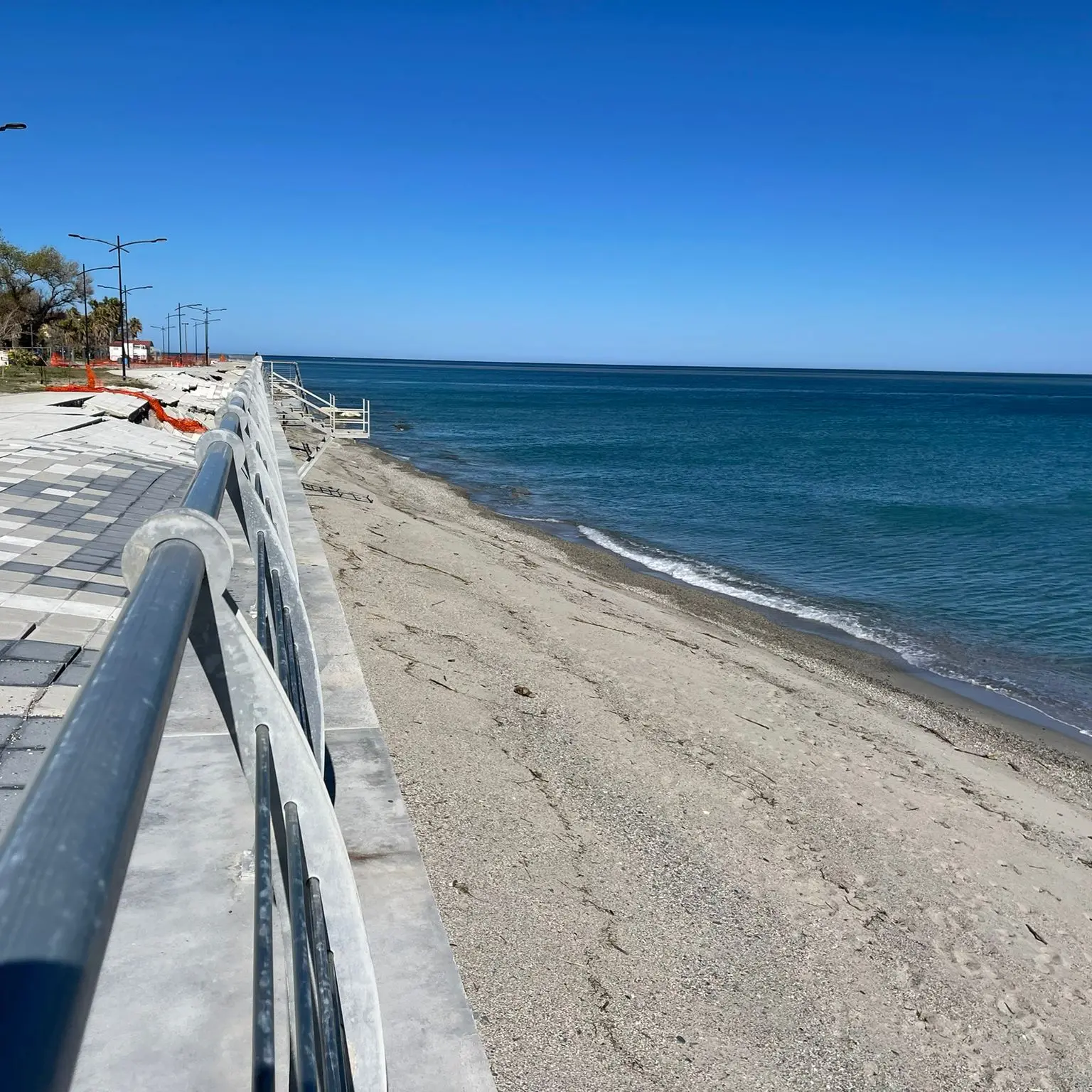 Caulonia, la scomparsa della sabbia dalla costa: dove c’era la spiaggia ora c’è il mare\n