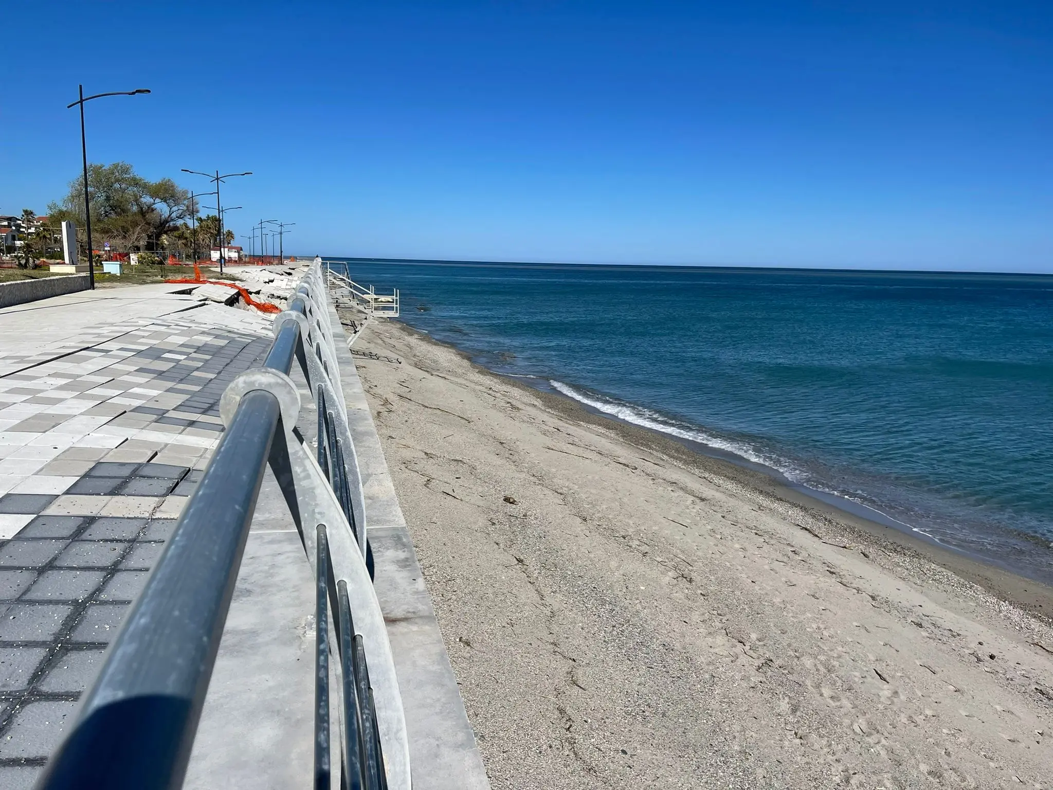 Caulonia, la scomparsa della sabbia dalla costa: dove c’era la spiaggia ora c’è il mare\n
