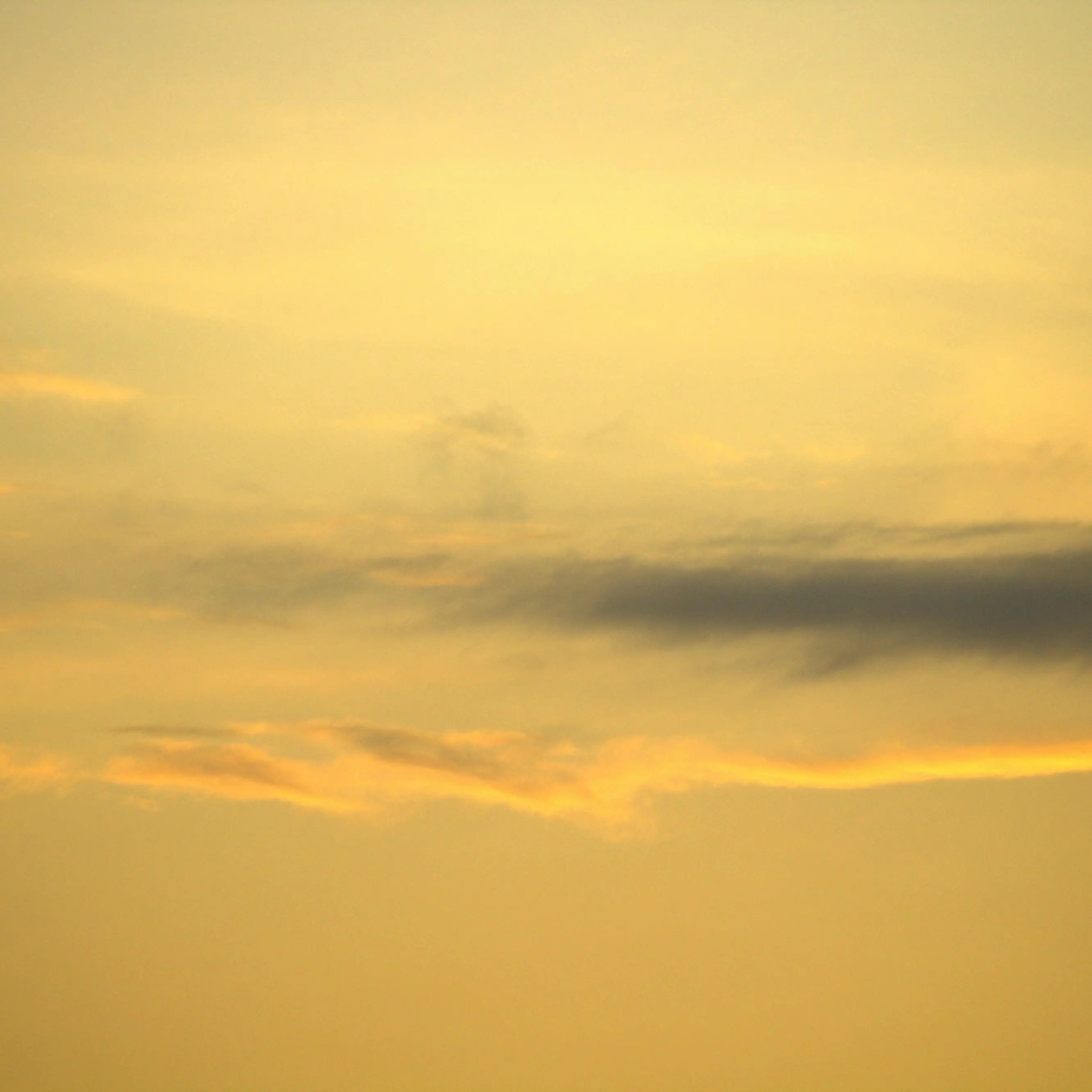 Nubi e sabbia del Sahara offuscano il sole della domenica. E dalla prossima settimana tornano vento e pioggia