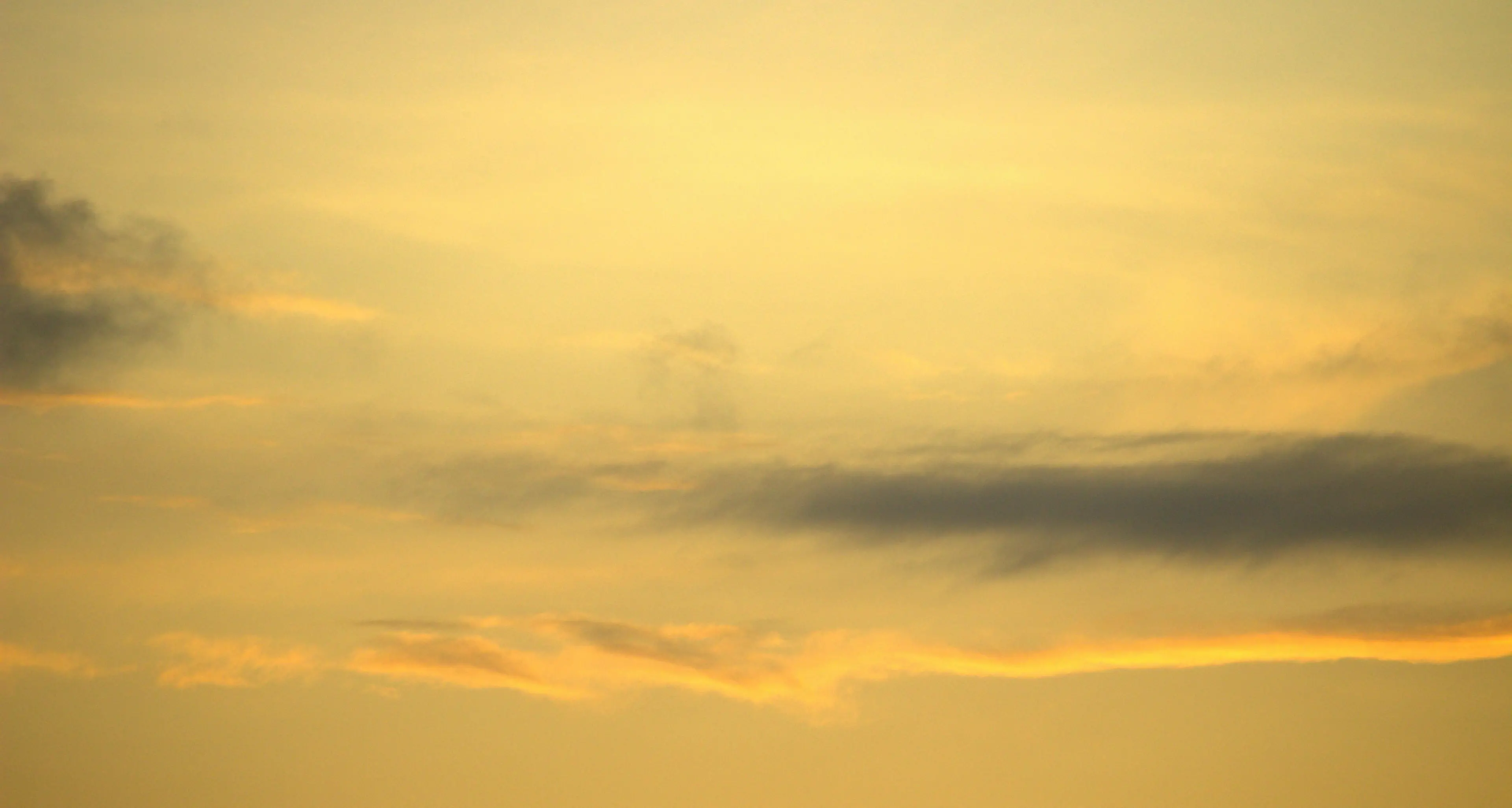 Nubi e sabbia del Sahara offuscano il sole della domenica. E dalla prossima settimana tornano vento e pioggia