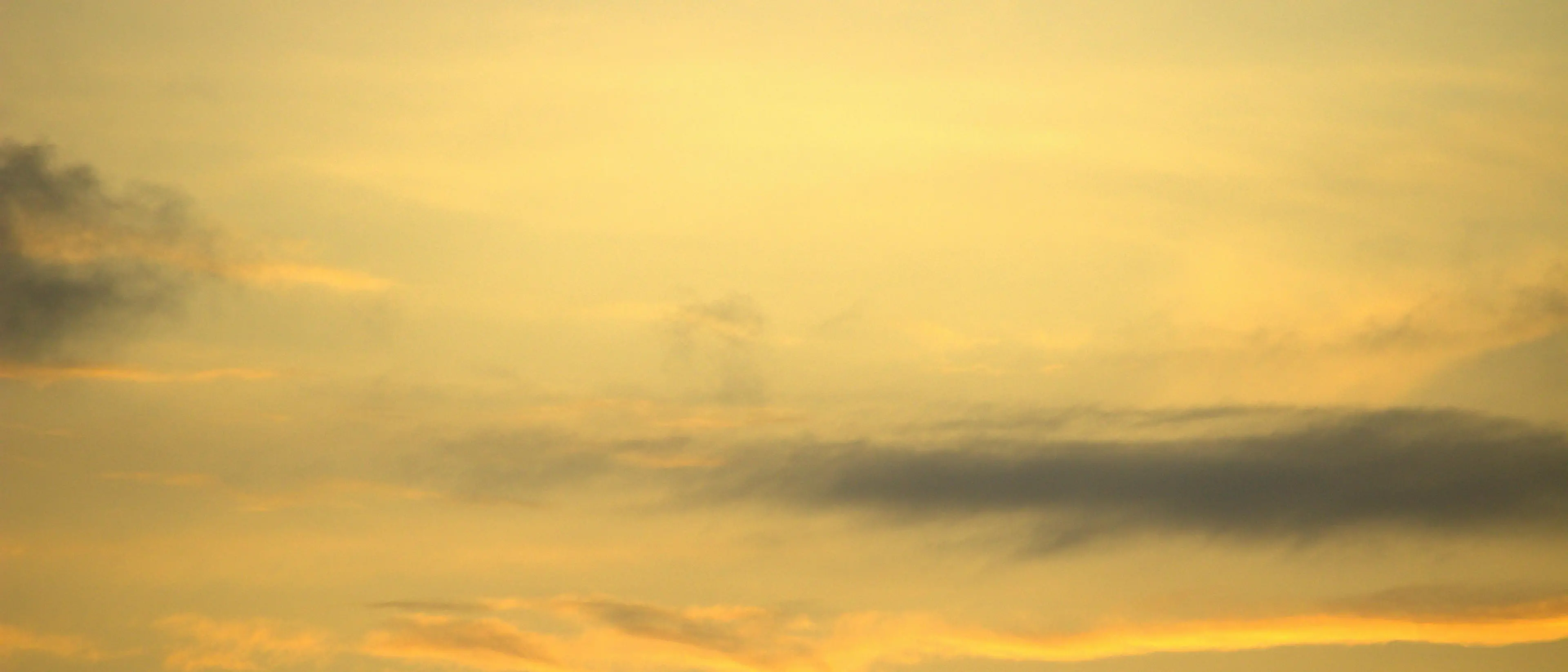 Nubi e sabbia del Sahara offuscano il sole della domenica. E dalla prossima settimana tornano vento e pioggia