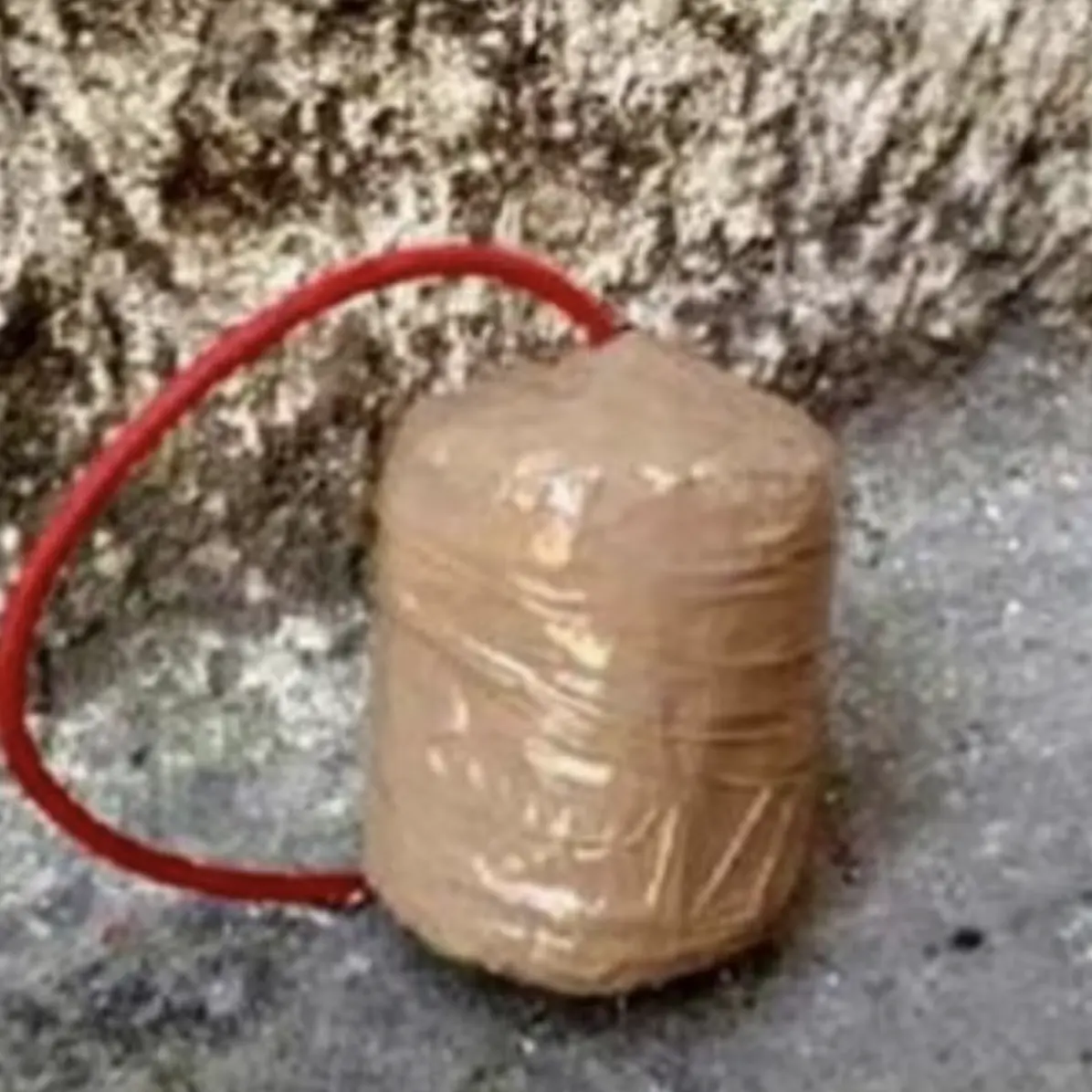 Esplosione nella notte a Montalto, bomba carta nel vano scale: paura tra i residenti\n