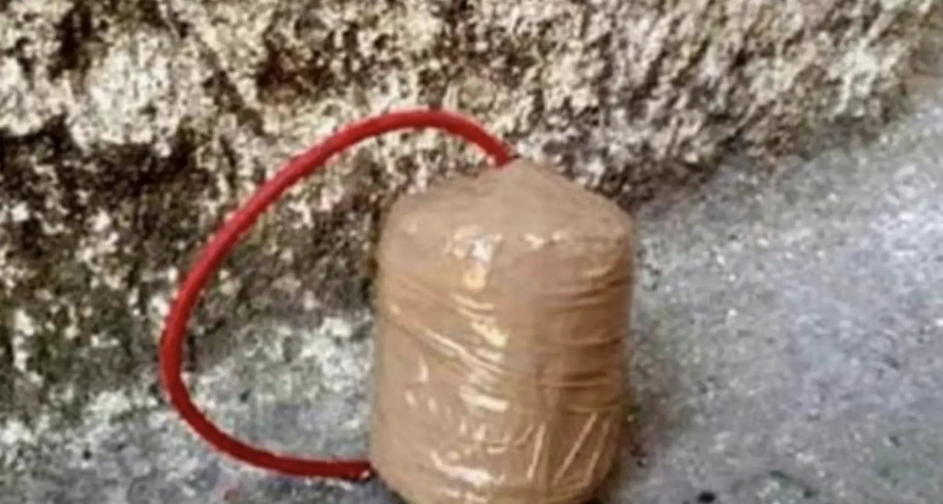 Esplosione nella notte a Montalto, bomba carta nel vano scale: paura tra i residenti\n