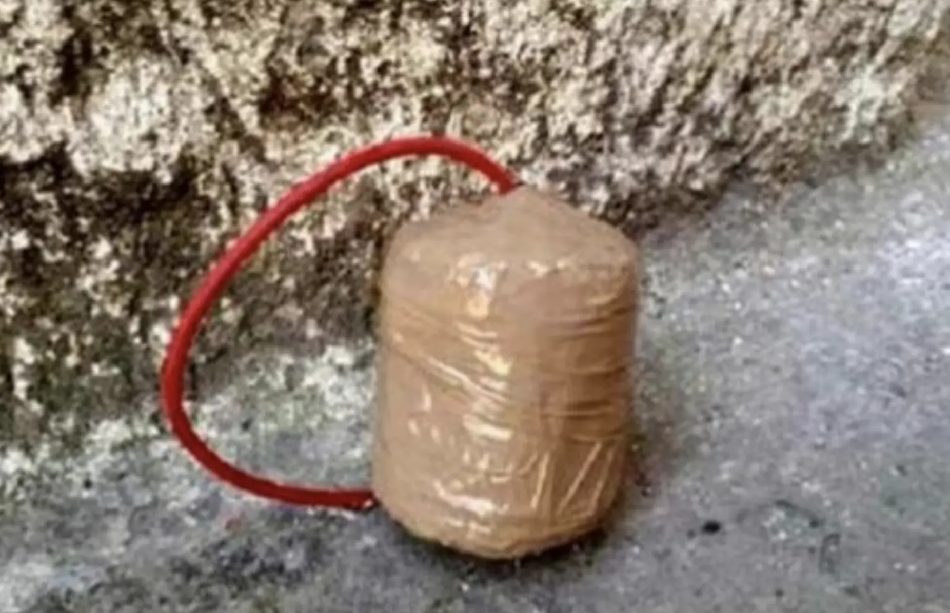 Esplosione nella notte a Montalto, bomba carta nel vano scale: paura tra i residenti\n