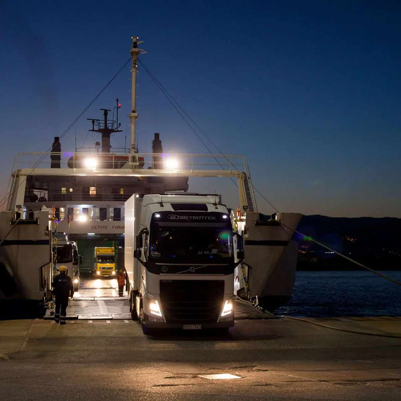 Il caro carburante manda in tilt anche i traghetti Calabria-Sicilia, pendolari in crisi: «Aumenti ingiustificabili»\n