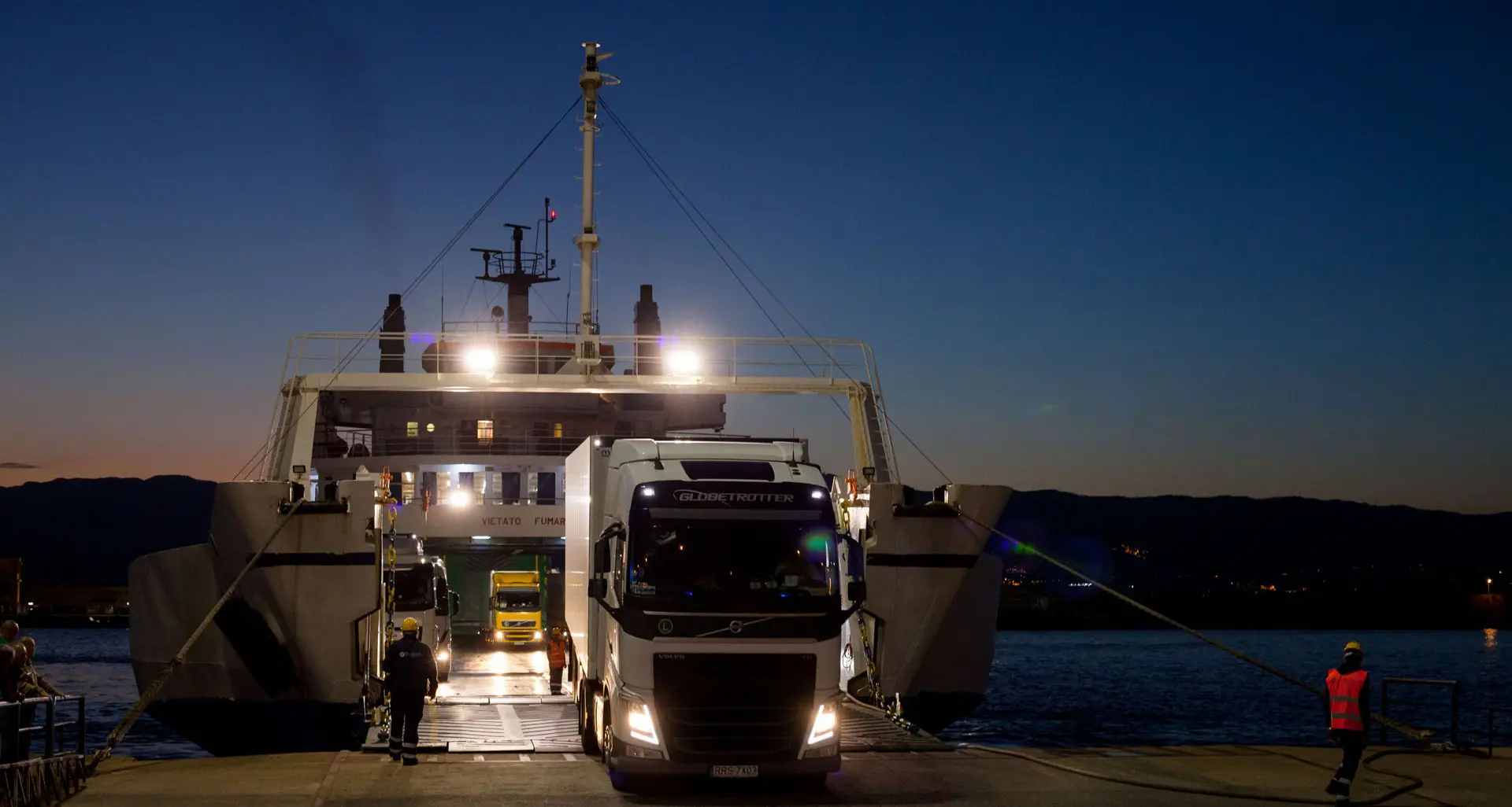 Il caro carburante manda in tilt anche i traghetti Calabria-Sicilia, pendolari in crisi: «Aumenti ingiustificabili»\n