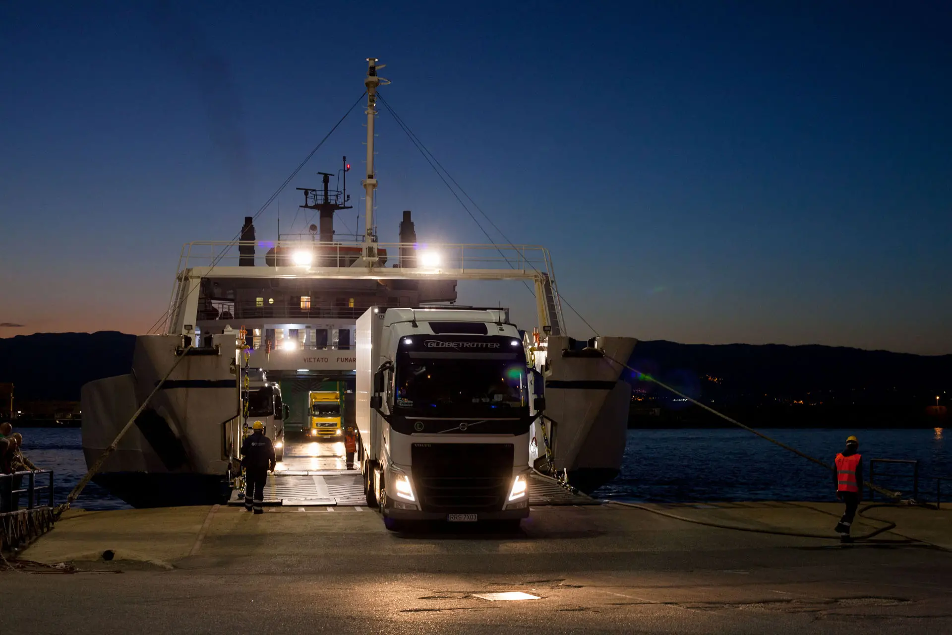 Il caro carburante manda in tilt anche i traghetti Calabria-Sicilia, pendolari in crisi: «Aumenti ingiustificabili»\n