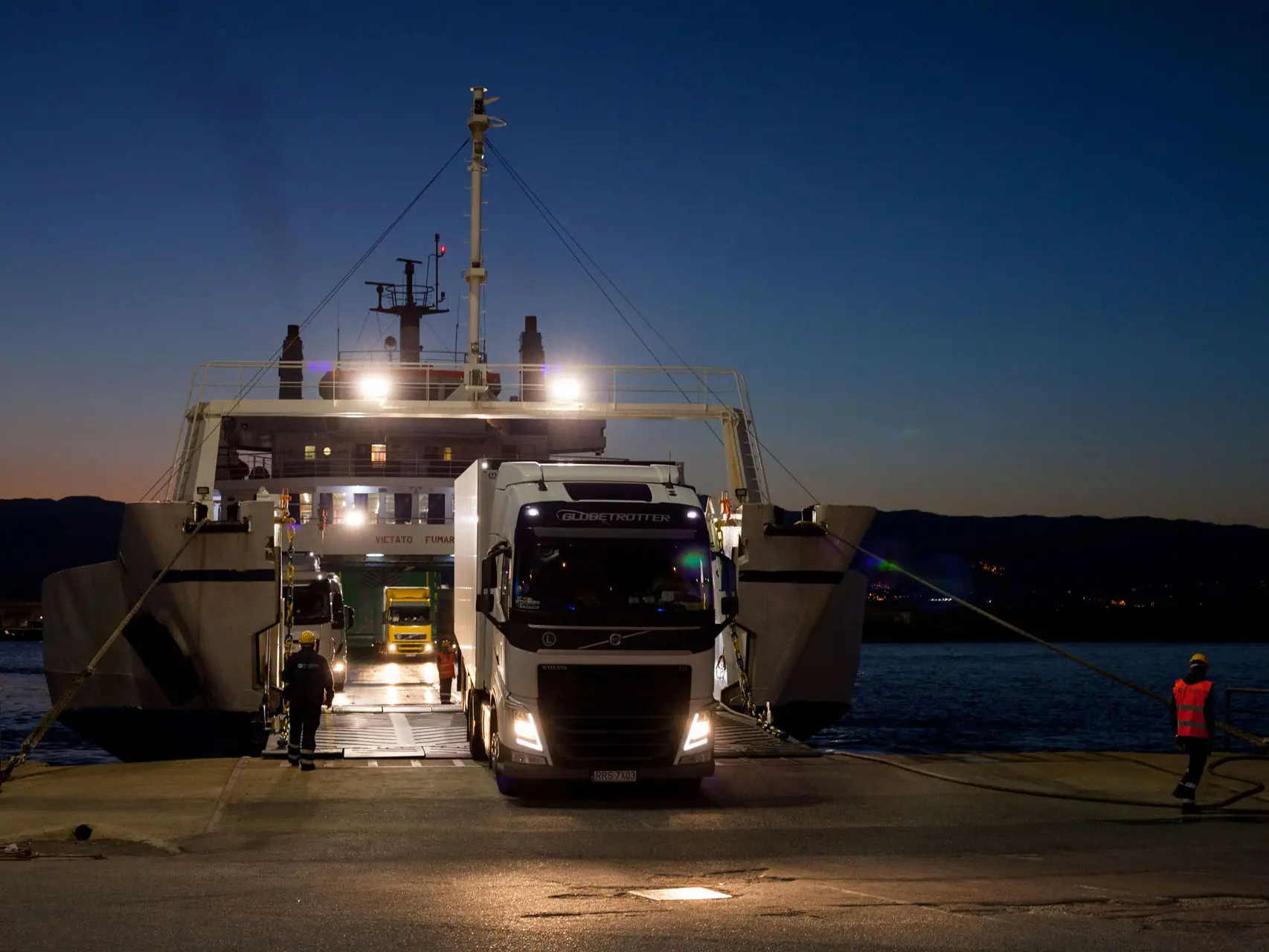Il caro carburante manda in tilt anche i traghetti Calabria-Sicilia, pendolari in crisi: «Aumenti ingiustificabili»