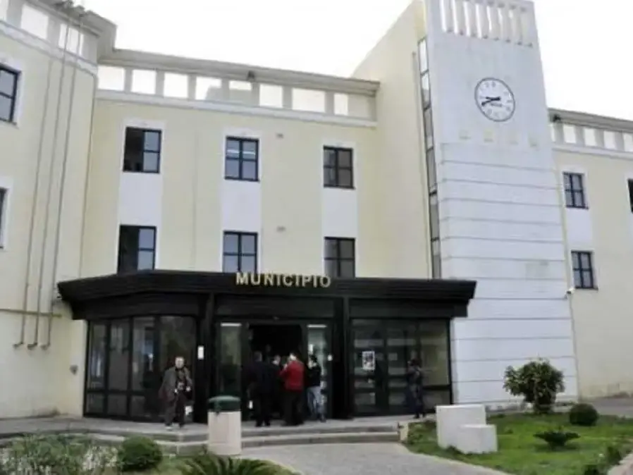 Incendiato l’ingresso dello studio di un medico a Rosarno: «Colpita tutta la comunità»