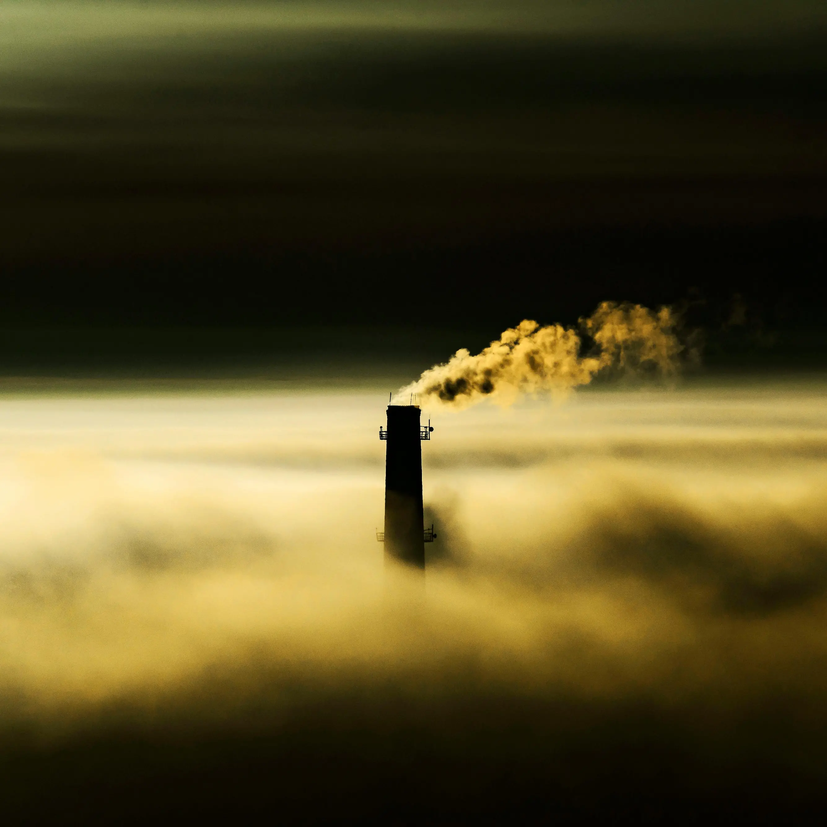 Guerra in Iran, due settimane di conflitto inquinano quanto un milione di auto: danni climatici per 1,3 miliardi\n