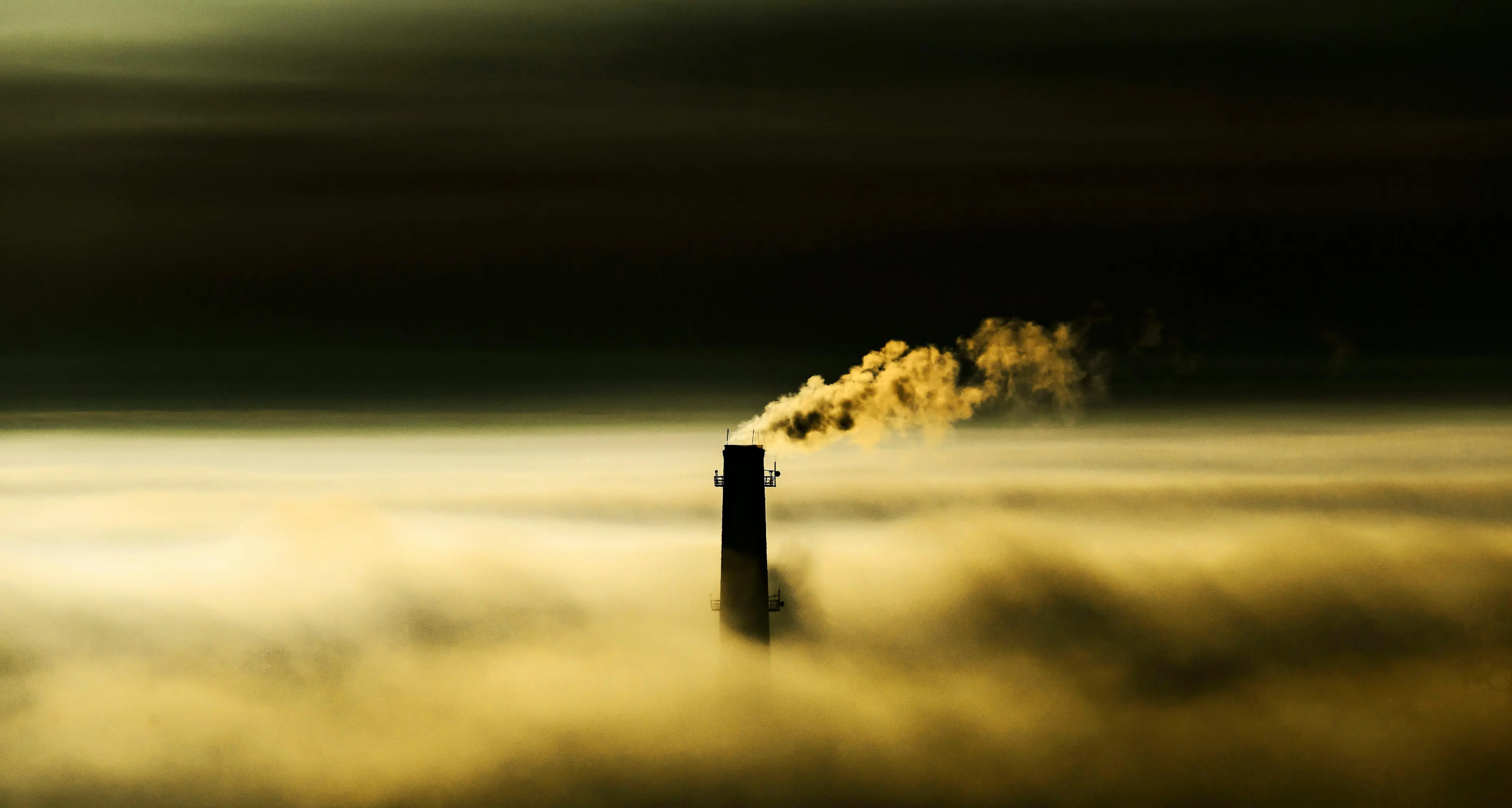 Guerra in Iran, due settimane di conflitto inquinano quanto un milione di auto: danni climatici per 1,3 miliardi\n