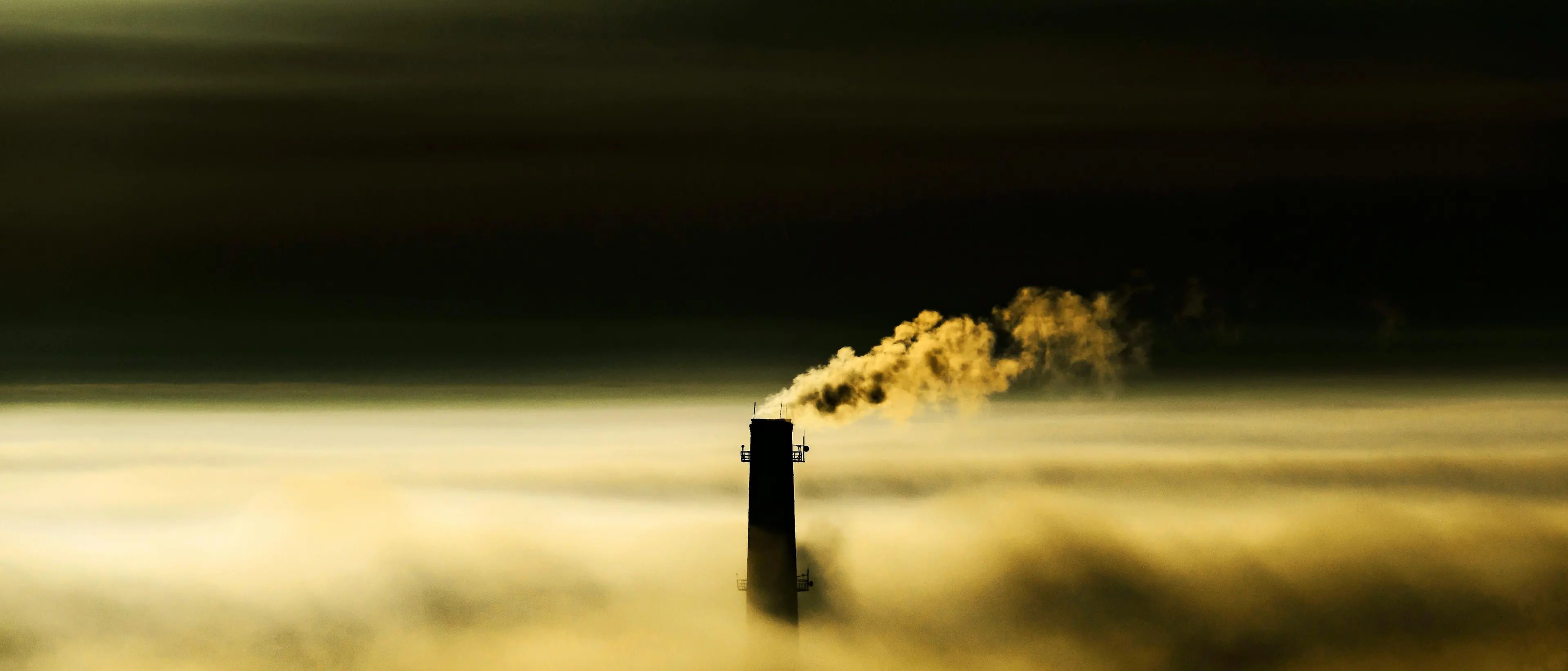 Guerra in Iran, due settimane di conflitto inquinano quanto un milione di auto: danni climatici per 1,3 miliardi\n