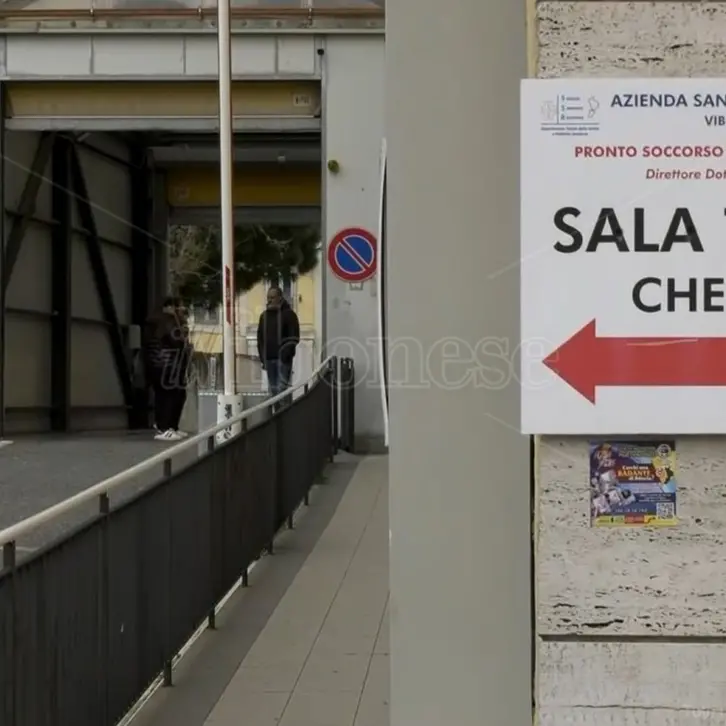 Vibo Valentia, paura in ospedale: uomo prende a calci e pugni una guardia giurata e distrugge il vetro del gabbiotto\n