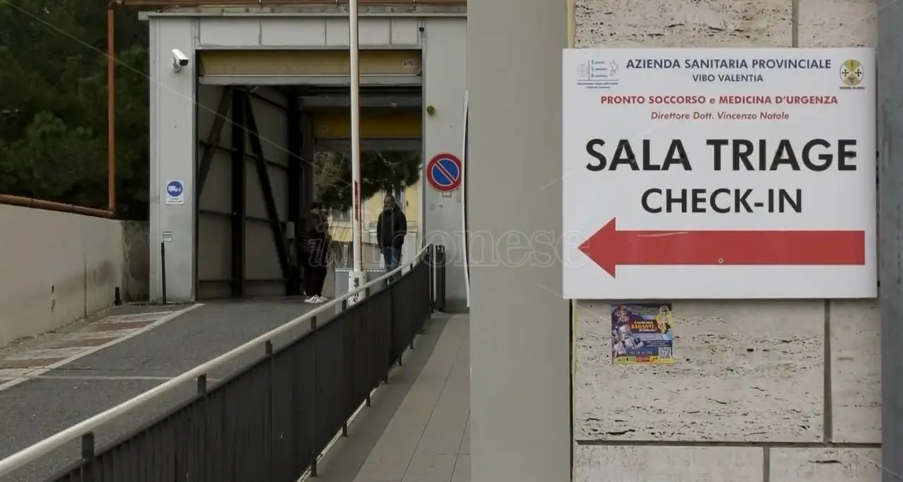Vibo Valentia, paura in ospedale: uomo prende a calci e pugni una guardia giurata e distrugge il vetro del gabbiotto\n