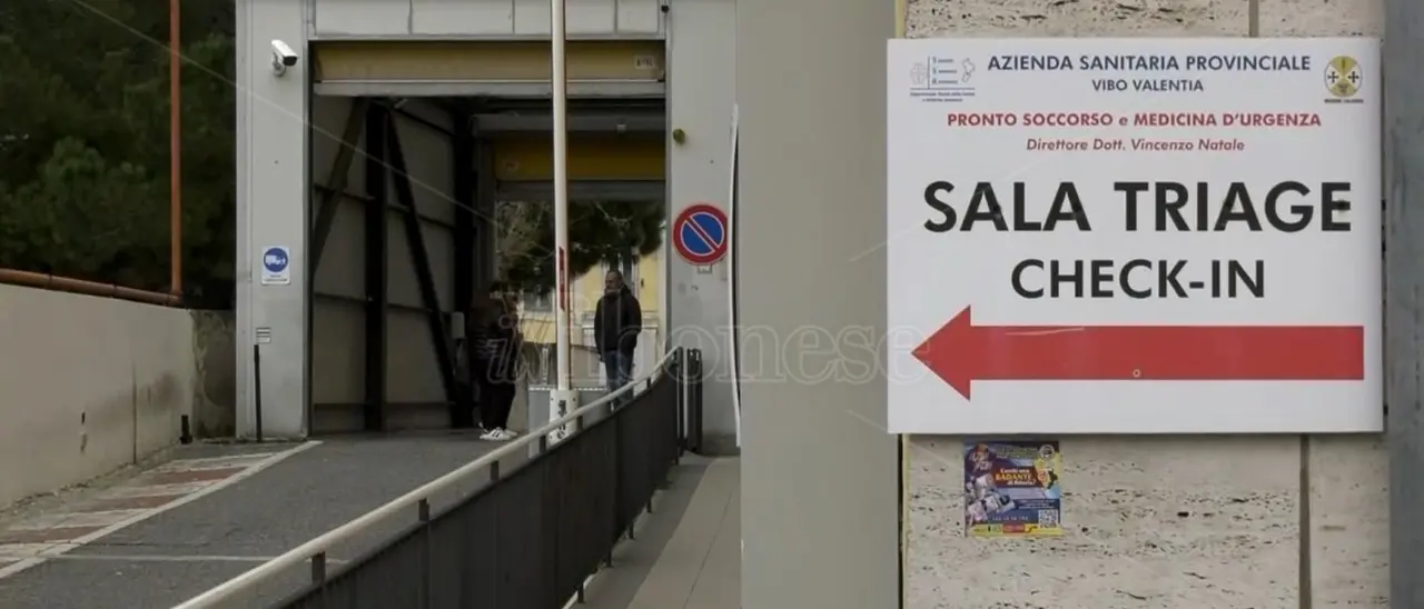 Vibo Valentia, paura in ospedale: uomo prende a calci e pugni una guardia giurata e distrugge il vetro del gabbiotto\n