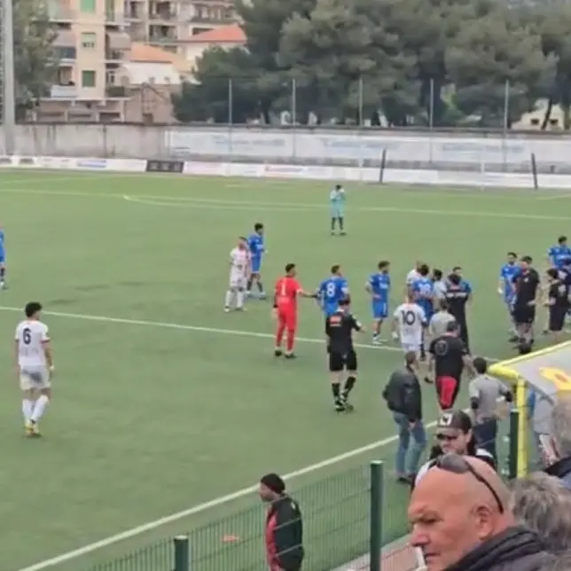 Petardo lanciato verso il settore\u00A0dei\u00A0tifosi avversari durante Praia Tortora-Paolana, gara sospesa e\u00A0tensioni sugli spalti\n