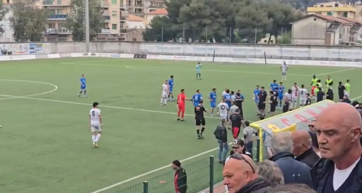 Petardo lanciato verso il settore\u00A0dei\u00A0tifosi avversari durante Praia Tortora-Paolana, gara sospesa e\u00A0tensioni sugli spalti\n