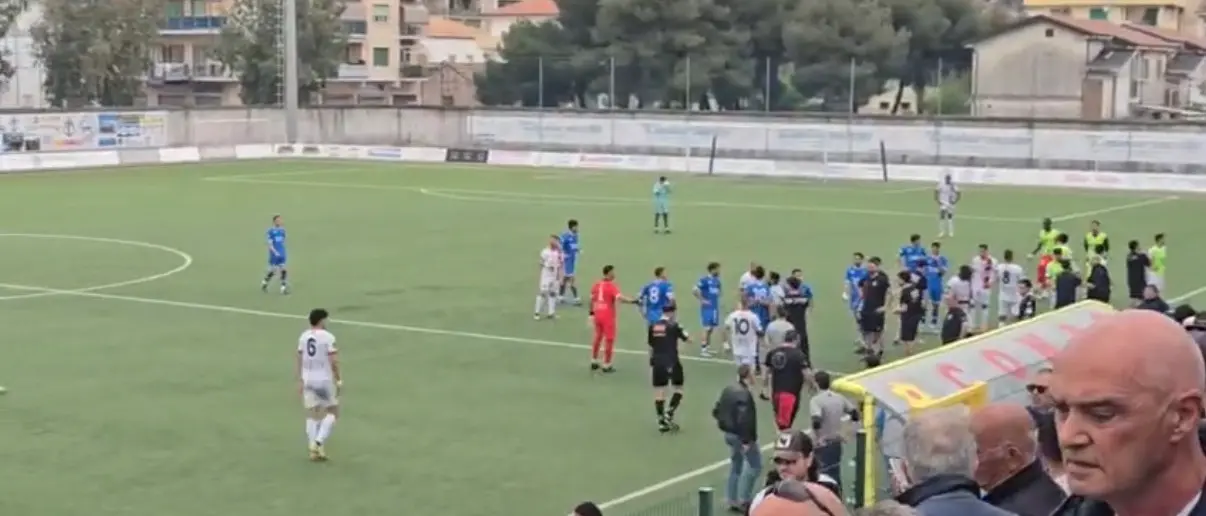 Petardo lanciato verso il settore\u00A0dei\u00A0tifosi avversari durante Praia Tortora-Paolana, gara sospesa e\u00A0tensioni sugli spalti\n