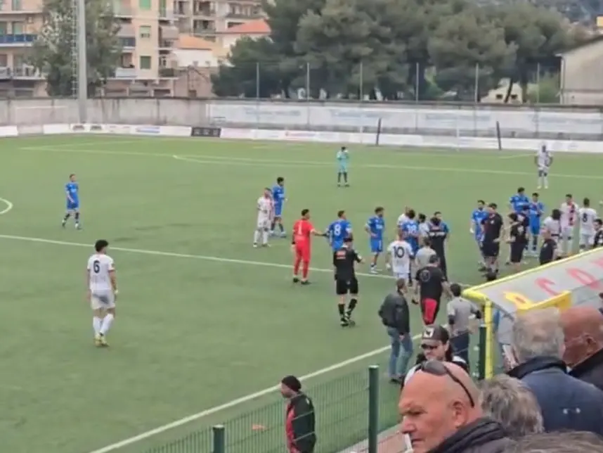 Petardo lanciato verso il settore dei tifosi avversari durante Praia Tortora-Paolana, gara sospesa e tensioni sugli spalti