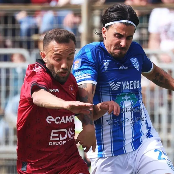 Serie D Calabria: pareggio amaro per la Reggina che saluta (forse) le speranze primo posto, Vigor Lamezia rimontata dal Savoia\n