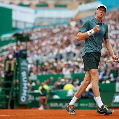 Impresa Sinner a Montecarlo,\u00A0piega Alcaraz\u00A0sulla terra rossa e torna al primo posto del ranking mondiale\n