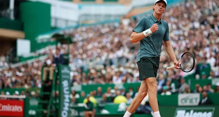 Impresa Sinner a Montecarlo,\u00A0piega Alcaraz\u00A0sulla terra rossa e torna al primo posto del ranking mondiale\n