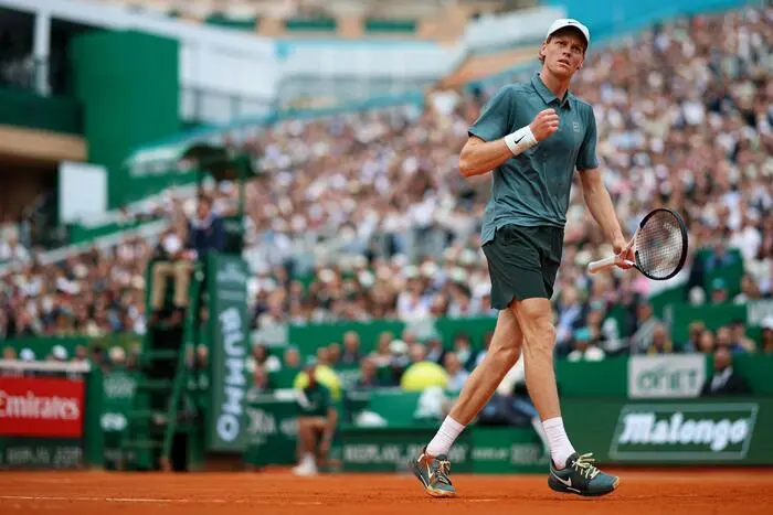 Impresa Sinner a Montecarlo,\u00A0piega Alcaraz\u00A0sulla terra rossa e torna al primo posto del ranking mondiale\n