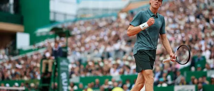 Impresa Sinner a Montecarlo,\u00A0piega Alcaraz\u00A0sulla terra rossa e torna al primo posto del ranking mondiale\n